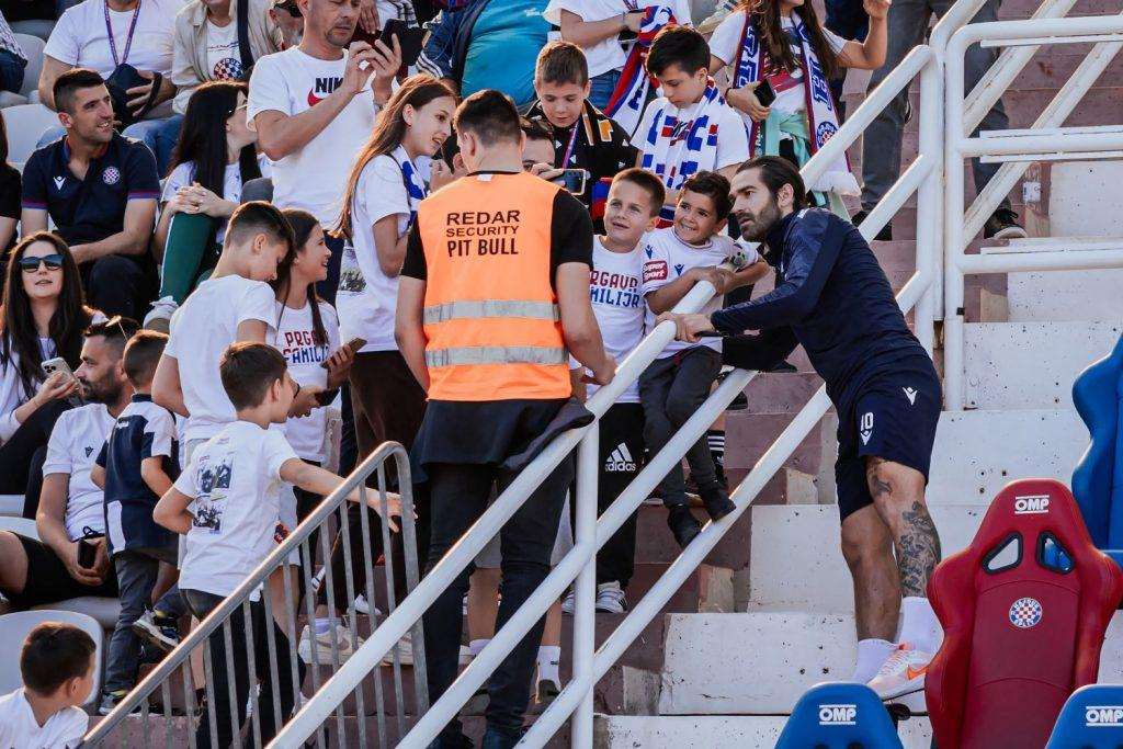 Marko Livaja fotografirao se s najmlađima / Foto: Hina