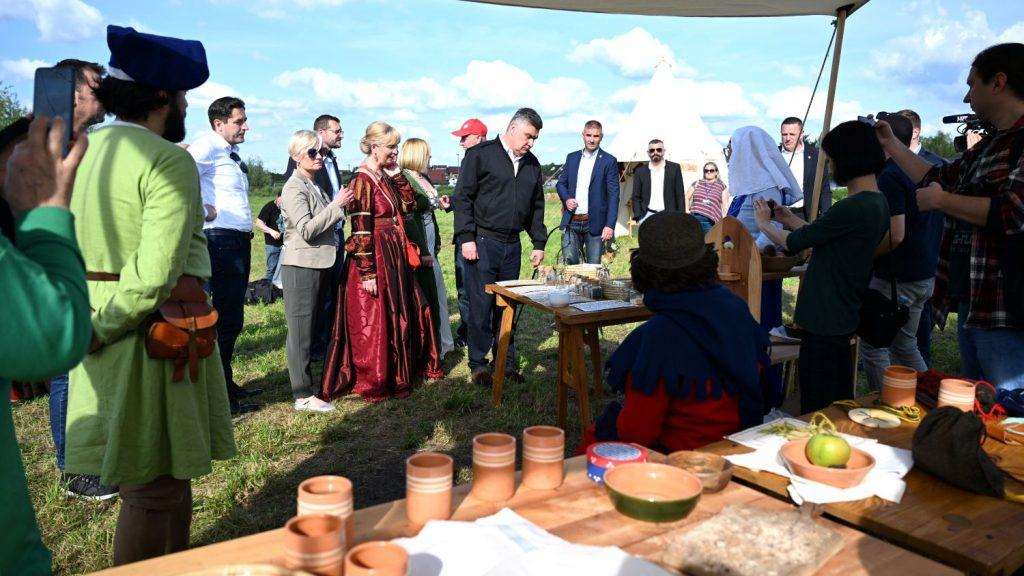 HRVATSKO ZAGORJE: Predsjednik Milanović na otvorenju 15. Sajma pri Starom gradu u Konjščini Predsjednik Zoran Milanović u Konjščini / Foto: Hina