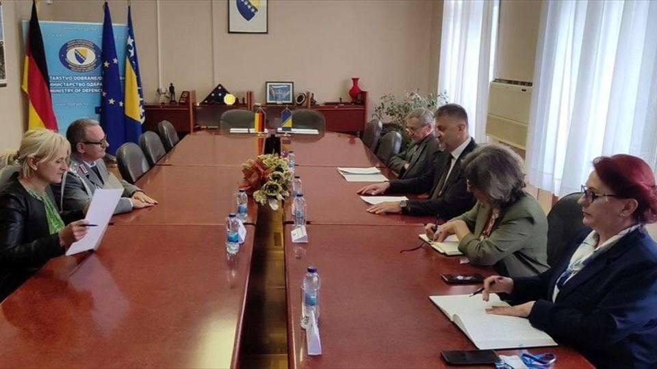 Tajnik Ministarstva obrane BiH i predstavnik SR Njemačke pukovnik Franz Josef Nolte potpisali su u srijedu u Sarajevu tehnički sporazum na temelju kojeg se Vlada Savezne Republike Njemačke dodjeljuje 1,2 milijuna eura za infrastrukturne projekte Oružanih snaga BiH / Foto: Anadolu