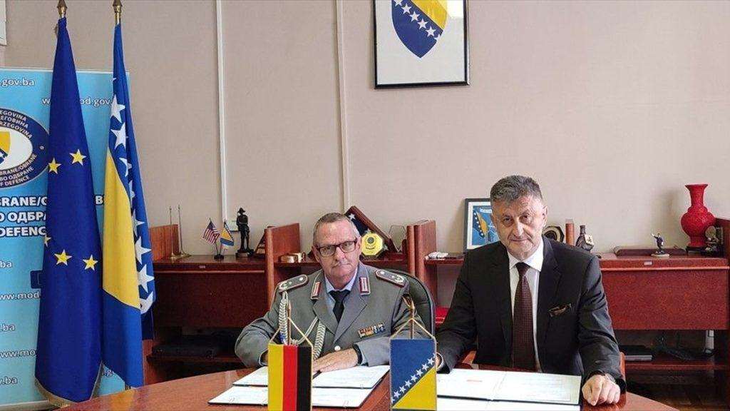 Tajnik Ministarstva obrane BiH i predstavnik SR Njemačke pukovnik Franz Josef Nolte potpisali su u srijedu u Sarajevu tehnički sporazum na temelju kojeg se Vlada Savezne Republike Njemačke dodjeljuje 1,2 milijuna eura za infrastrukturne projekte Oružanih snaga BiH / Foto: Anadolu
