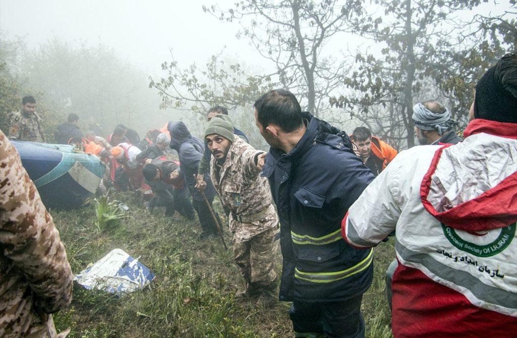 WASHINGTON: Bijela kuća odbacila tvrdnje da su sankcije krive za pad helikoptera iranskog predsjednika Odnošenje tijela poginulih s mjesta pada iranskog helikoptera / Foto: Anadolu