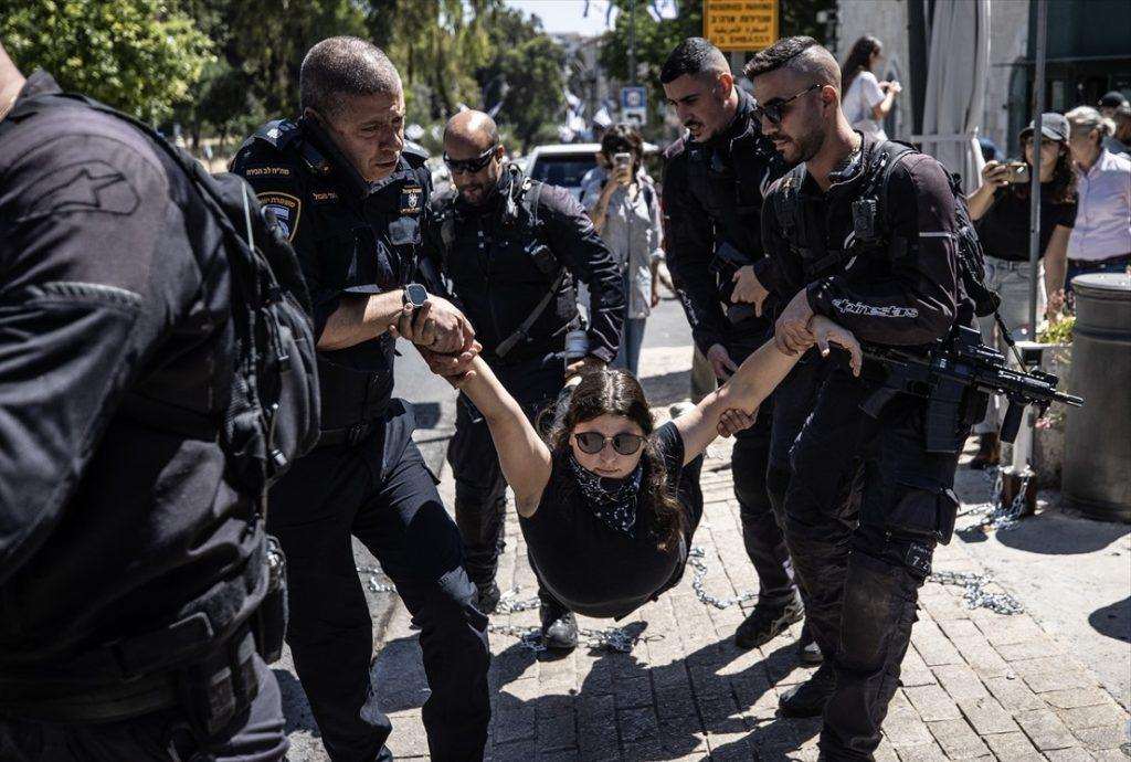 VEZALI SE I LANCIMA: Izraelska policija uhićivala propalestinske prosvjednike okupljene ispred američkog konzulata u Jeruzalemu Propalestinski prosvjed ispred američkog konzulata u Jeruzalemu / Foto: Anadolu