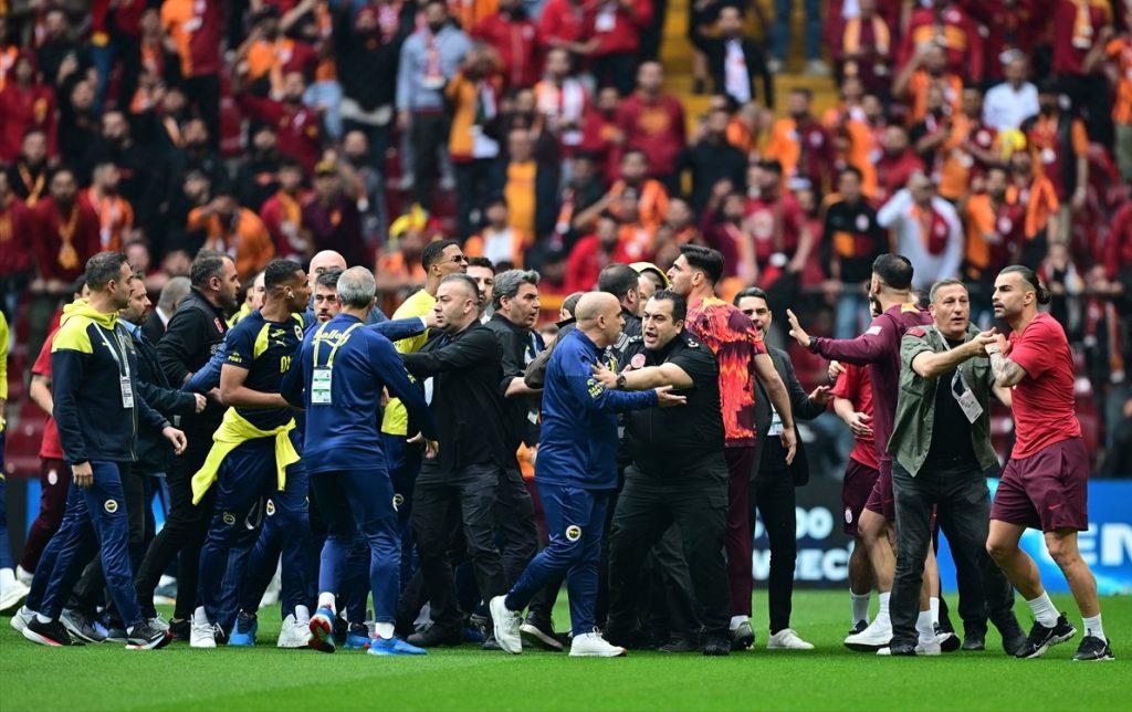 VELIKI ISTANBULSKI DERBI: Livakovićev Fenerbache slavio u gostima kod Galatasaraya, utakmicu obilježile velike tenzije Tenzije pred veliki istanbulski derbi Galatasaraya i Fenerbahcea / Foto: Anadolu