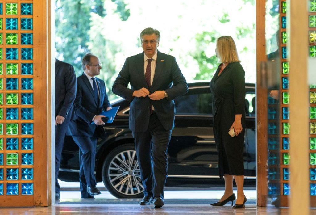 PLENKOVIĆ PREDAO POTPISE MILANOVIĆU: Premijer "dobacio" novinarima: Ipak ste tu! Andrej Plenković / Foto: Hina