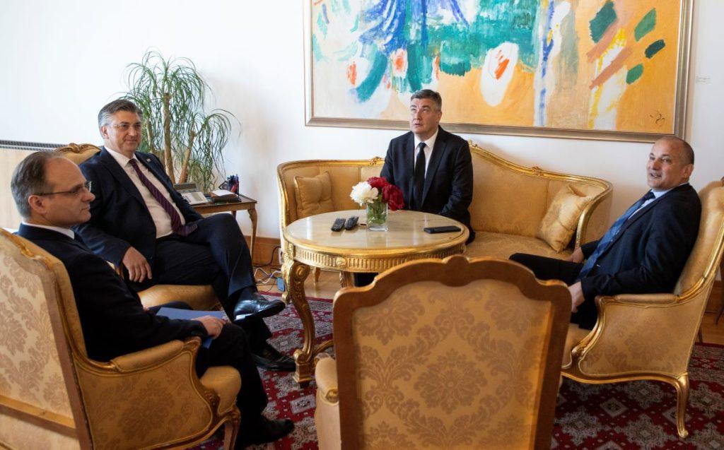 PLENKOVIĆ PREDAO POTPISE MILANOVIĆU: Premijer "dobacio" novinarima: Ipak ste tu! PLENKOVIĆ PREDAO POTPISE MILANOVIĆU: Premijer "dobacio" novinarima: Ipak ste tu!