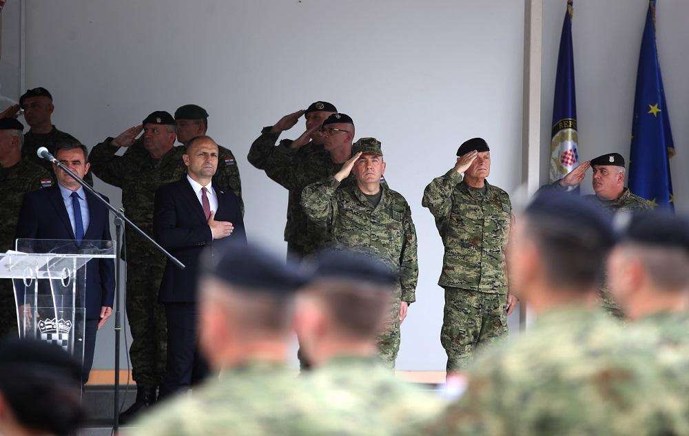 ANUŠIĆ ISPRATIO HRVATSKE VOJNIKE U MISIJU NA KOSOVO: Vojnicima je naglasio da nose odore i oznake pobjedničke vojske Ispraćaj 41. hrvatskog kontingenta (HRVCON) u operaciju u Republiku Kosovo / Foto: Hina