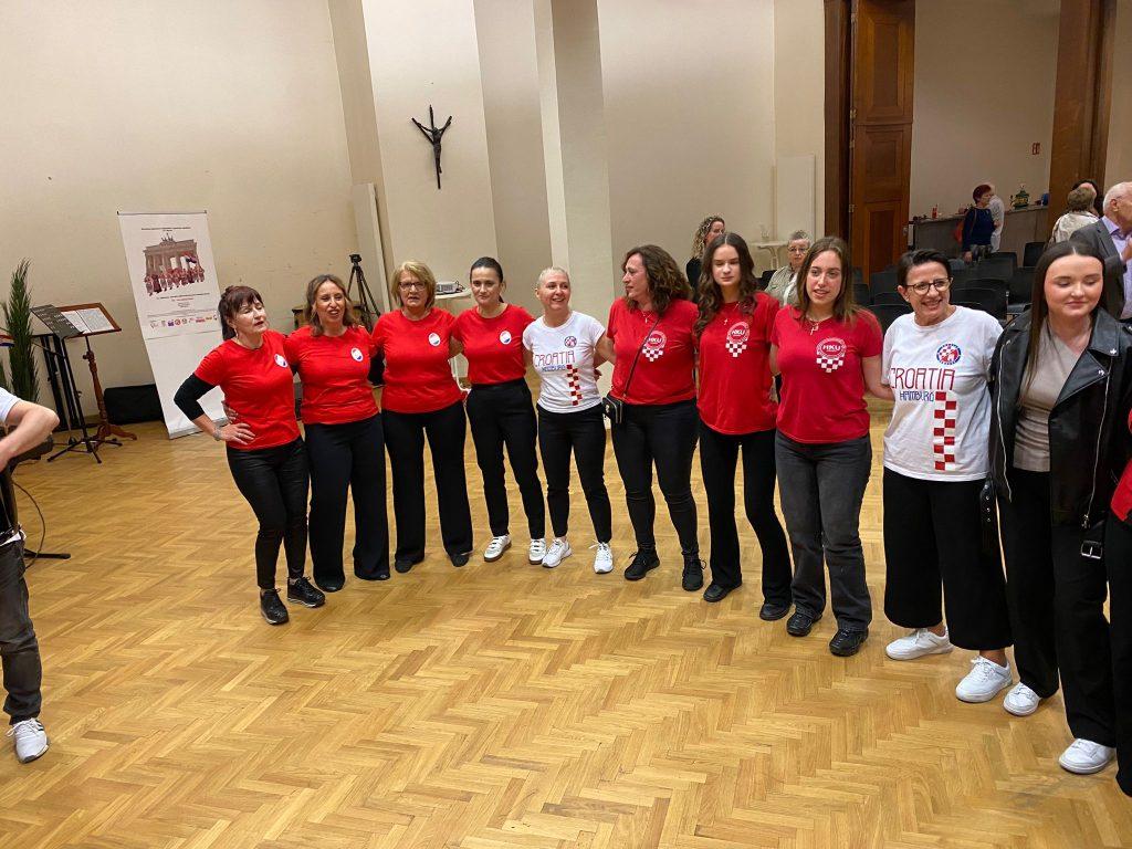 (FOTO) HRVATI U BERLINU SLAVILI TRI DANA: S prijateljima iz Zagreba, Bremena, Hamburga, Rima, Molisea i Praga proslavili 40 godina HKZ Berlin Proslava 40 obljetnice HKZ Berlin / Foto: (Sonja Breljak)