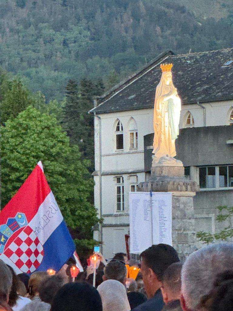 Procesija kod kipa Gospe Lourdske /Foto: Fenix (D. Holenda)