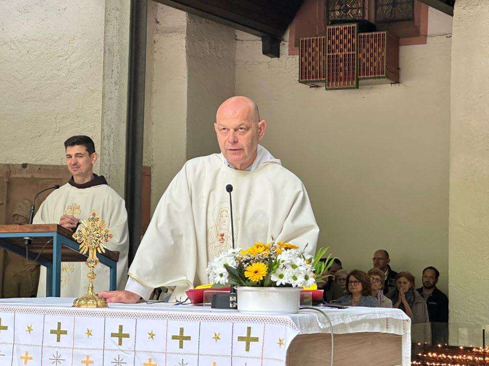 (FOTO) DUHOVSKI PONEDJELJAK U MARIENTHALU: Okupio se velik broj vjernika, jedni su hodočastili pješice, drugi stigli biciklima... (FOTO) DUHOVSKI PONEDJELJAK U MARIENTHALU: Okupio se velik broj vjernika, jedni su hodočastili pješice, drugi stigli biciklima...