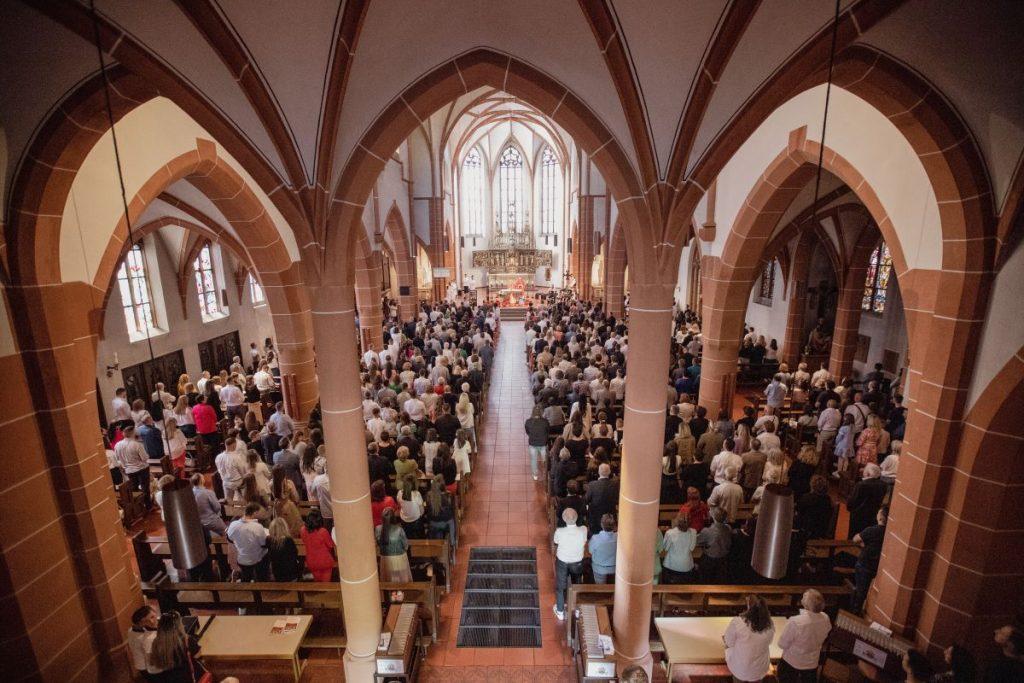 SLAVLJE SVETE KRIZME U GIEßENU: Apostolski nuncij u Njemačkoj mons. Nikola Eterović mlade ljude upozorio na izazove i opasnosti Sveta potvrda u crkvi St. Bonifatius u Gießenu / Foto: Fenix (HKM Gieße