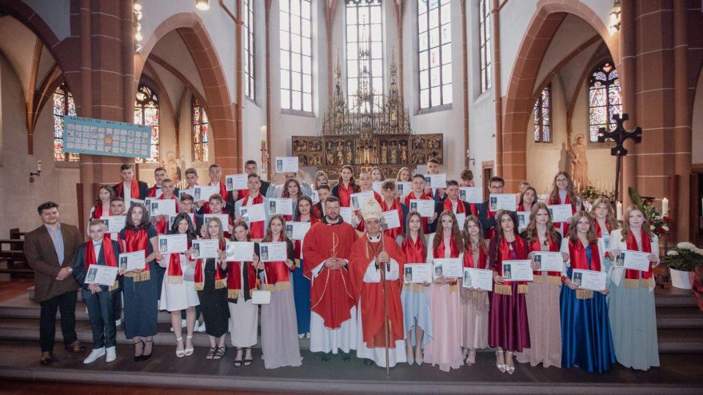 SLAVLJE SVETE KRIZME U GIEßENU: Apostolski nuncij u Njemačkoj mons. Nikola Eterović mlade ljude upozorio na izazove i opasnosti Sveta potvrda u crkvi St. Bonifatius u Gießenu / Foto: Fenix (HKM Gießen)