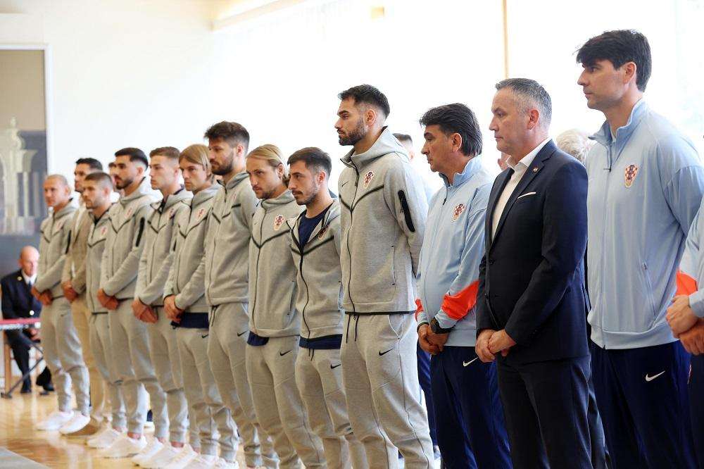 MILANOVIĆ ODLIKOVAO VATRENE: "Želim samo da nastavite kako ste i počeli, da pobjeđujete znanjem i upornošću" Milanovič odlikovao Vatrene / Foto: Hina