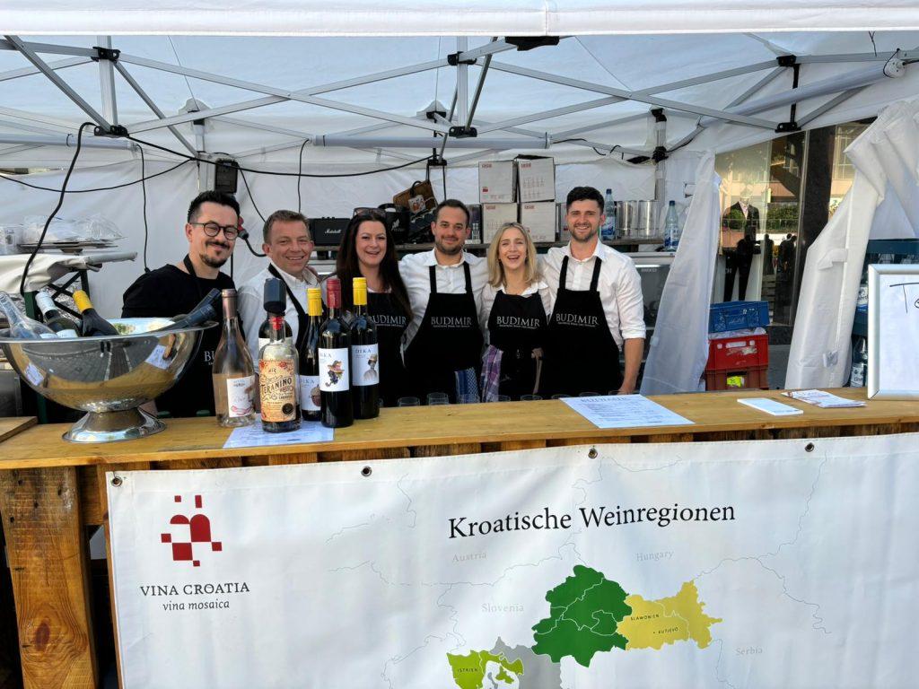 OKO 90.000 POSJETITELJA NA FESTIVALU VINA U BAD HOMBURGU: Tvrtka Budimir oduševila posjetitelje koktelom od Teranina i pjenušca Tvrtka Budimir na Festivalu vina u Bad Homburgu / Foto: Fenix (SIM)