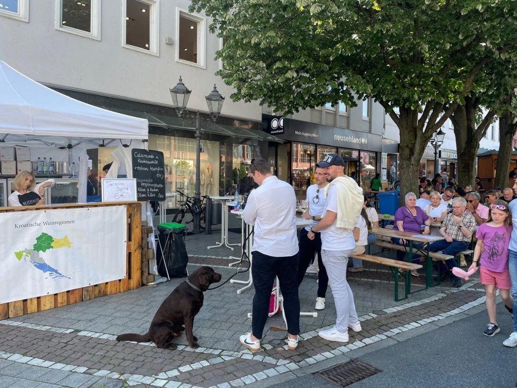 OKO 90.000 POSJETITELJA NA FESTIVALU VINA U BAD HOMBURGU: Tvrtka Budimir oduševila posjetitelje koktelom od Teranina i pjenušca Festival vina u Bad Homburgu / Foto: Fenix (SIM)