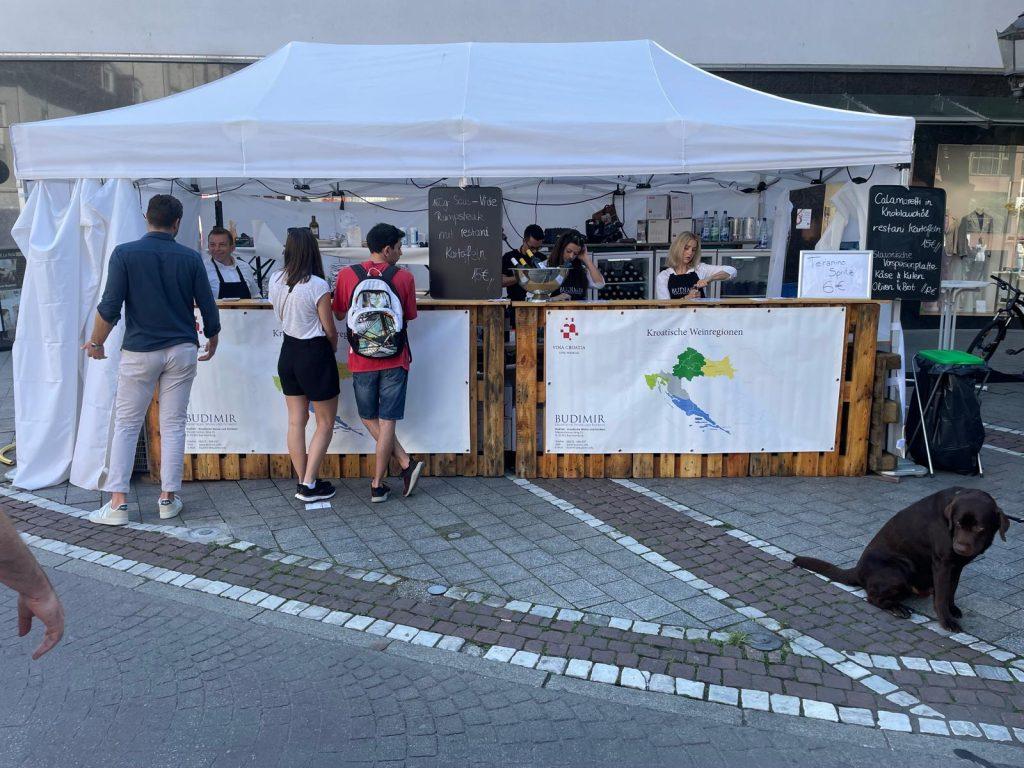 OKO 90.000 POSJETITELJA NA FESTIVALU VINA U BAD HOMBURGU: Tvrtka Budimir oduševila posjetitelje koktelom od Teranina i pjenušca Festival vina u Bad Homburgu / Foto: Fenix (SIM)