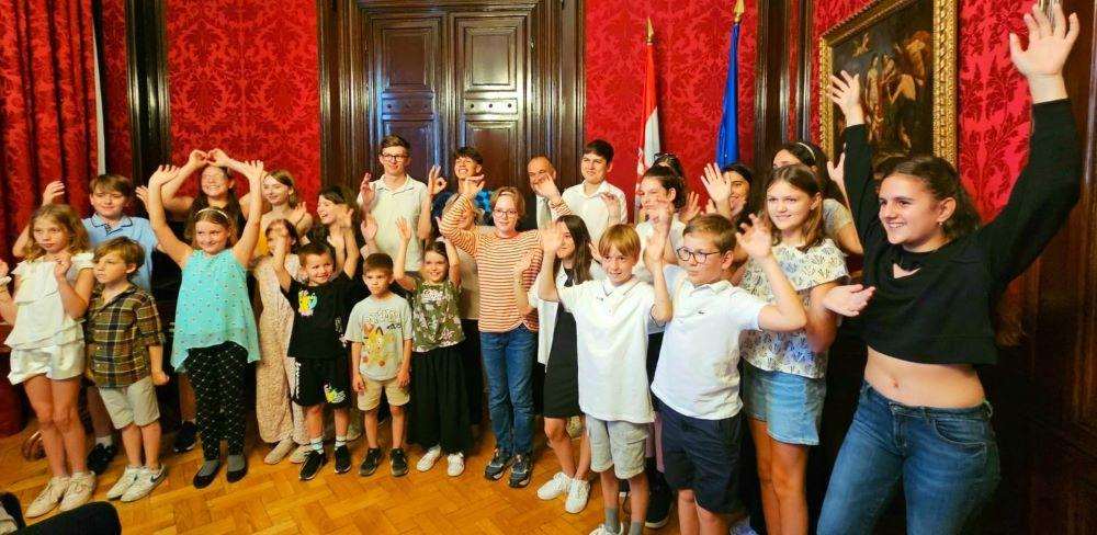 VESELJE UČENIKA I RODITELJA: U veleposlanstvu RH u Beču Hrvatska dječja škola obilježila kraj 22. školske godine Roditelji i djeca u Veleposlanstvu RH u Beču / Foto: Fenix (Snježana Herek)