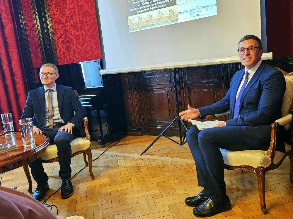 PROMOCIJA KNJIGE: U Veleposlanstvu RH u Beču predstavljeno englesko izdanje “Otto Wagner i hrvatska arhitektura” Promotori knjige Damjanović i Nierhaus (desno) / Foto: Fenix (S.H.)