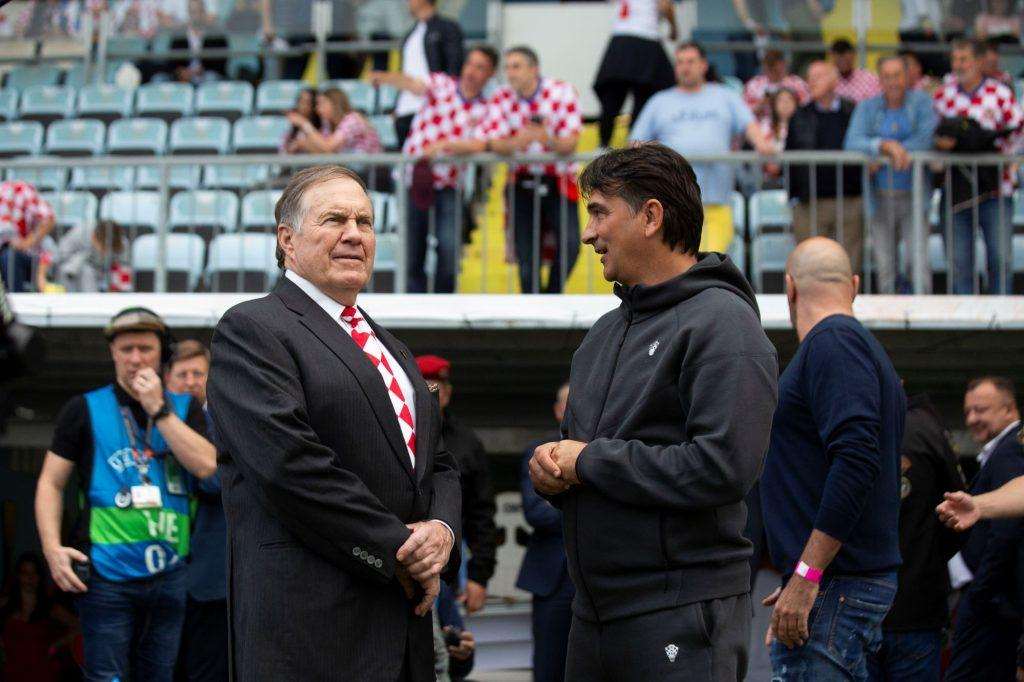 PONOSAN NA SVOJE HRVATSKE KORIJENE: Legendarni trener američkog nogometa Bill Belichick posjetio Vatrene Trener američkog nogometa Bill Belichick (Biličić) sa izbornikom Zlatkom Dalićem / Foto: Hina