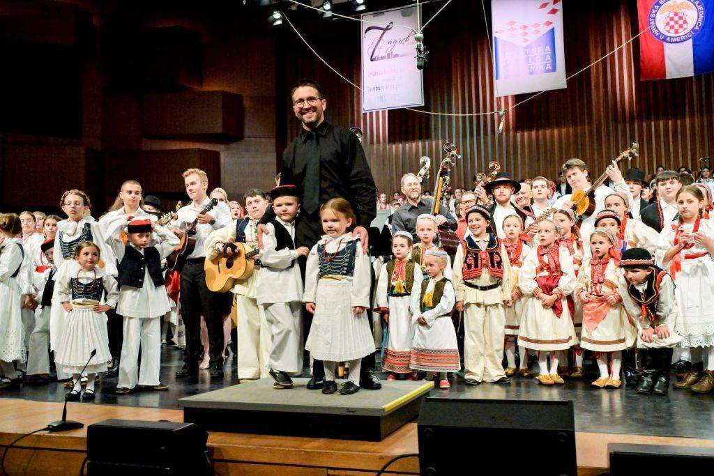 SPEKTAKULARNA ZAVRŠNICA FESTIVALA HBZ: Premijer Plenković izjavio kako „nikad u životu nije vidio pozornicu ljudi koja je tako puna i vesela“ Festival tambure kroz generacije / Foto: Fenix (HMI)