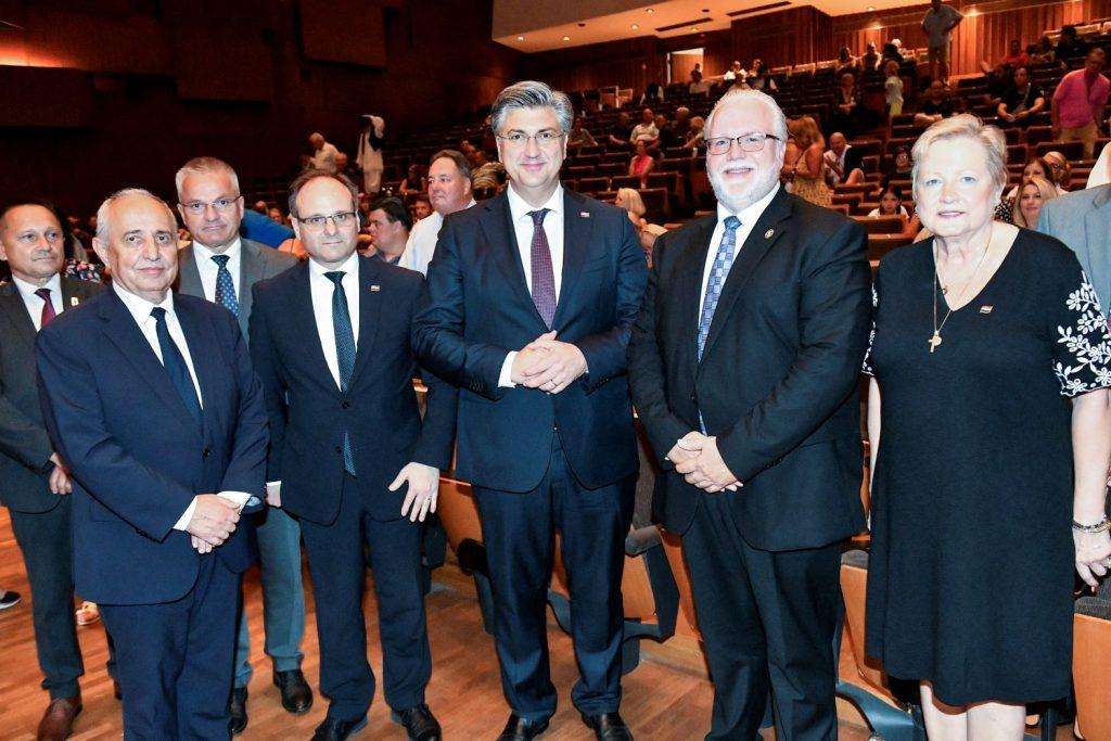 SPEKTAKULARNA ZAVRŠNICA FESTIVALA HBZ: Premijer Plenković izjavio kako „nikad u životu nije vidio pozornicu ljudi koja je tako puna i vesela“ Premijer Plenković sa suradnicima na Festival tambure HBZ U Zagrebu / Foto: Fenix (HMI)