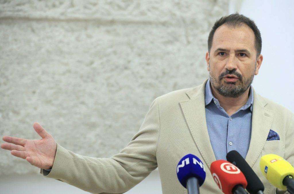 IGOR PETERNEL: Povezivanje Bartulice s bilo kakvim kriminalom je bizarno, izbor Pupovca je duboko problematičan i nelogičan Predsjednik Kluba zastupnika Domovinskog pokreta Igor Peternel / Foto: Hina