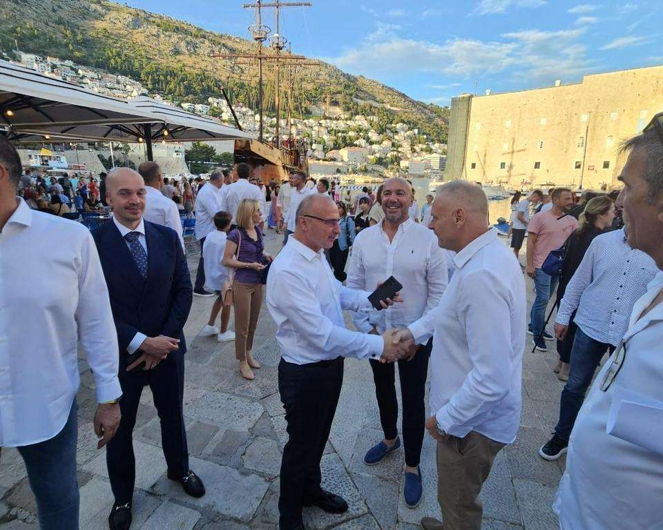 SLAVLJE JUGAŠA: Dubrovački vaterpolski klub Jug proslavio stoti rođendan Ministar Gordan Grlić Radman u staroj gradskoj luci podno dubrovačkih zidina na obilježavanju stotog rođendana Juga najtrofejnijeg hrvatskog vaterpolskog kluba / Foto: MVEP