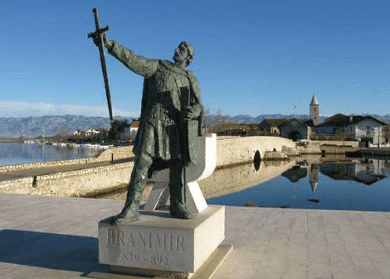 TRADICIONALNA MANIFESTACIJA POSVEĆENA PRIZNANJU HRVATSKE: Svečano obilježavanje Dana hrvatske diplomacije Spomenih hrvatskom knezu Branimiru u Ninu / Foto: TZ Grada Nina