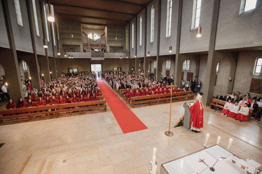 VELIKO SLAVLJE U OFFENBACHU NA MAJNI: Apostolski nuncij, nadbiskup Nikola Eterović podijelio sakrament Svete potvrde 65 krizmanika Apostolski nuncij nadbiskup Nikola Eterović tijekom propovijedi krizmanicima i njihovim obiteljima / Foto: Fenix (HKŽ Offenbach)
