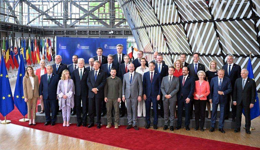 POSTIGNUT DOGOVOR O IMENOVANJIMA U EU: Ursula von der Leyen ponovno predložena za predsjednicu Komisije - evo i ostalih prijedloga Zajednička fotografija čelnika EU u Bruxellesu sa ukrajinskim predsjednikom / Foto: Anadolu