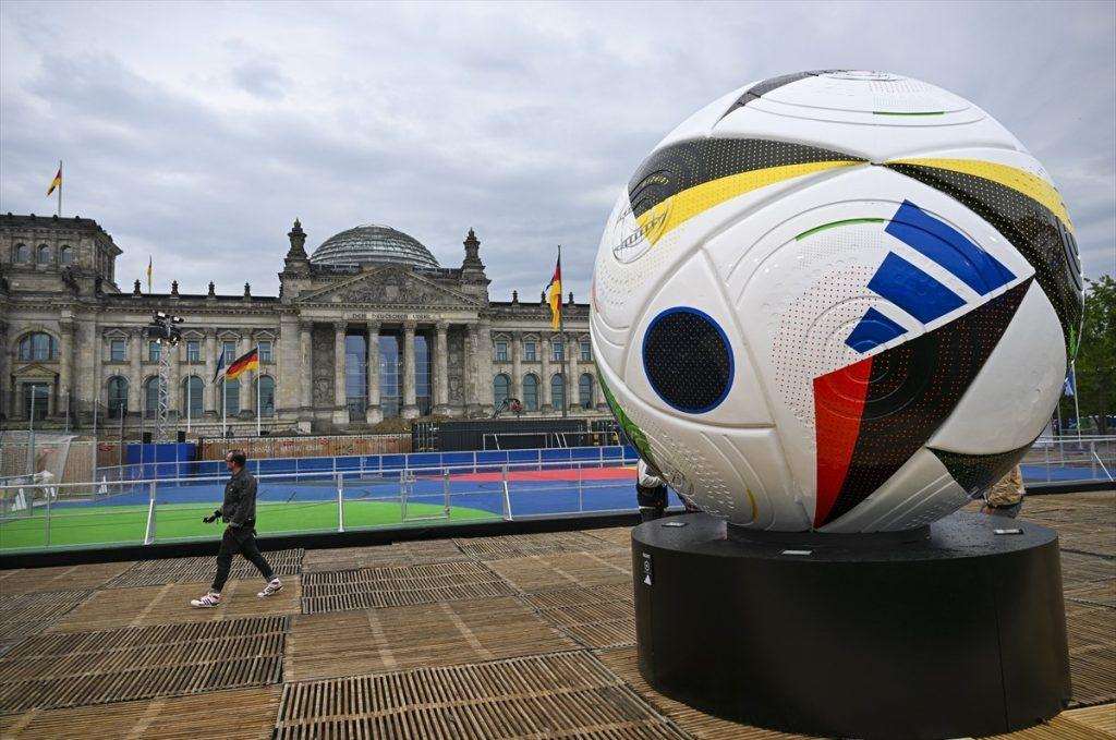 OLMO ILI KANE? Tko će biti najbolji strijelac Europskog prvenstva i ponijeti Zlatni kopačku 2024.? Lopta EURO 2024. (ILUSTRACIJA) / Foto: Anadolu