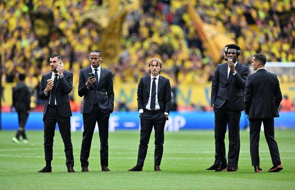 MODRIĆ U DRUŠTVU VELIKANA: Kapetan reprezentacije Hrvatske ima šest naslova pobjednika Kupa i Lige prvaka Luka Modrić sa suigračima na stadionu u Londonu pred utakmicu Lp između Reala i Borussije (D) / Foto: Anadolu