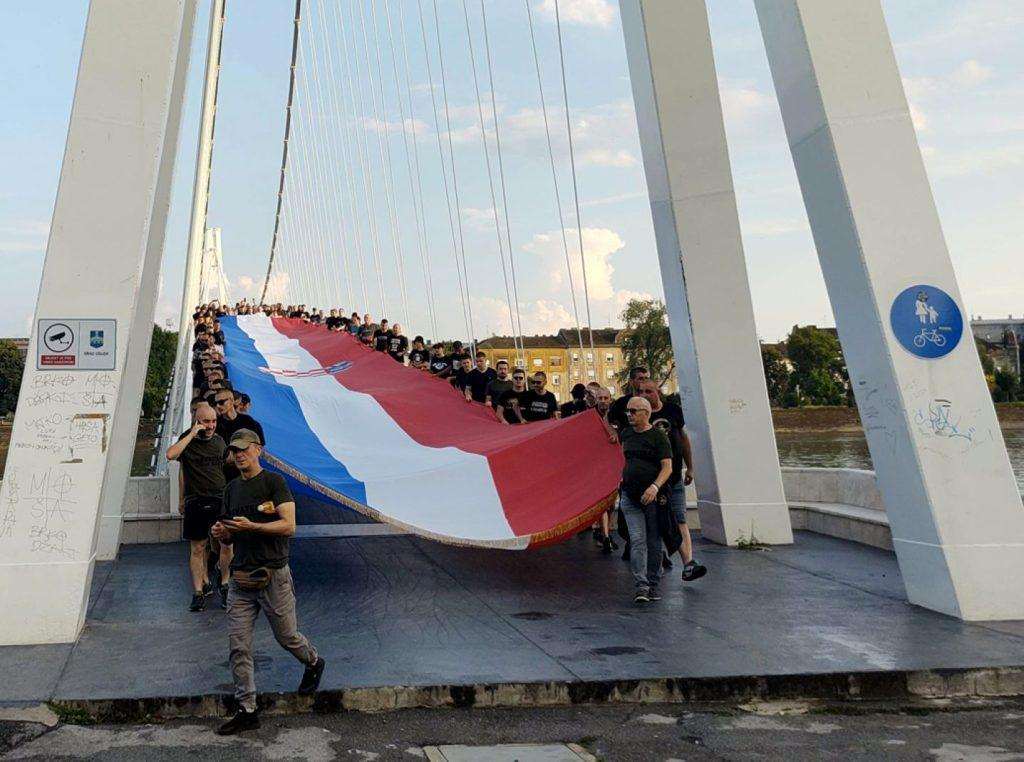 TRI ZNAČAJNE OBLJETNICE: Mimohodom Osijek obilježio Dan osječkih branitelja Mimohodom Osijeka obiljezen Dan osjeckih branitelja / Foto: Hina