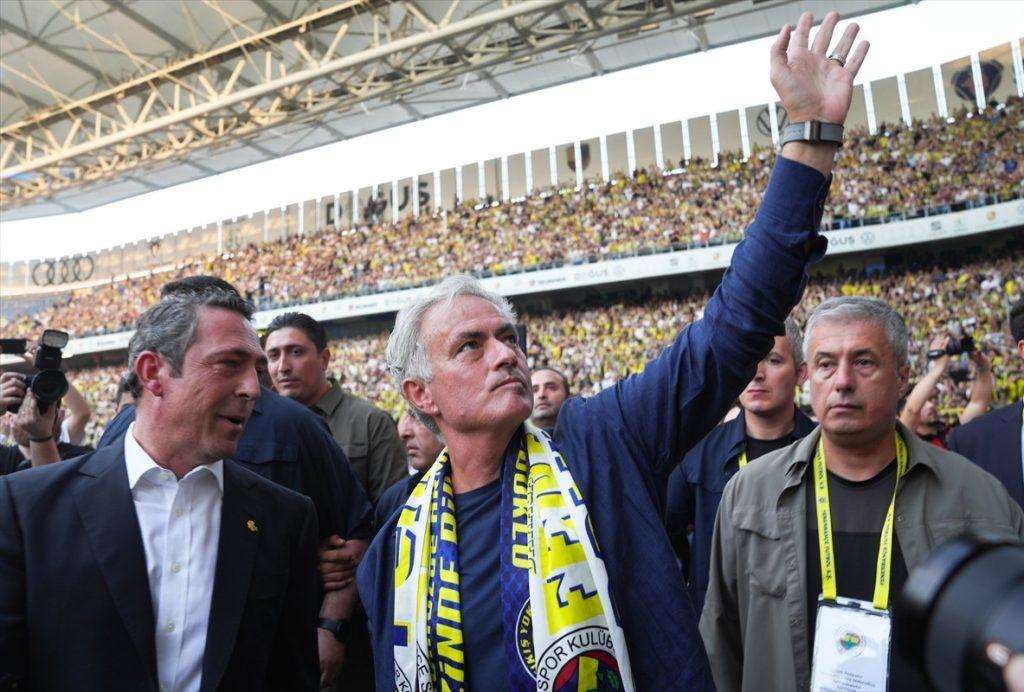 DOMINIK LIVAKOVIĆ IMA NOVOG TRENERA: Sportsko „ludilo“ u Istanbulu - slavni Jose Mourinho potpisao za Fenerbahče Slavni portugalski trener Jose Mourinho stigao je u Istanbul / Foto: Anadolu