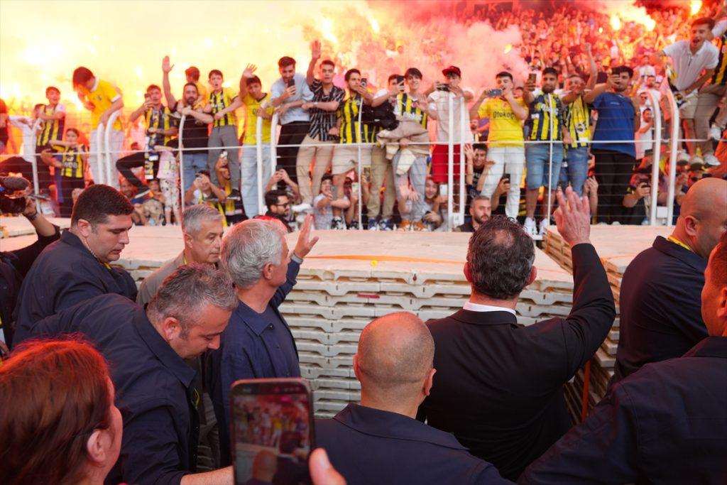 DOMINIK LIVAKOVIĆ IMA NOVOG TRENERA: Sportsko „ludilo“ u Istanbulu - slavni Jose Mourinho potpisao za Fenerbahče Slavni portugalski trener Jose Mourinho stigao je u Istanbul / Foto: Anadolu