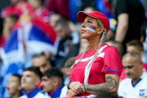 ŽALBA UEFA-i: Zbog "šovinističkih i rasističkih poruka na utakmici Srbija – Engleska" FS Kosova traži kaznu protiv Nogometnog saveza Srbije Navijačica Srbije na utakmici protiv Engleske / Foto: Anadolu