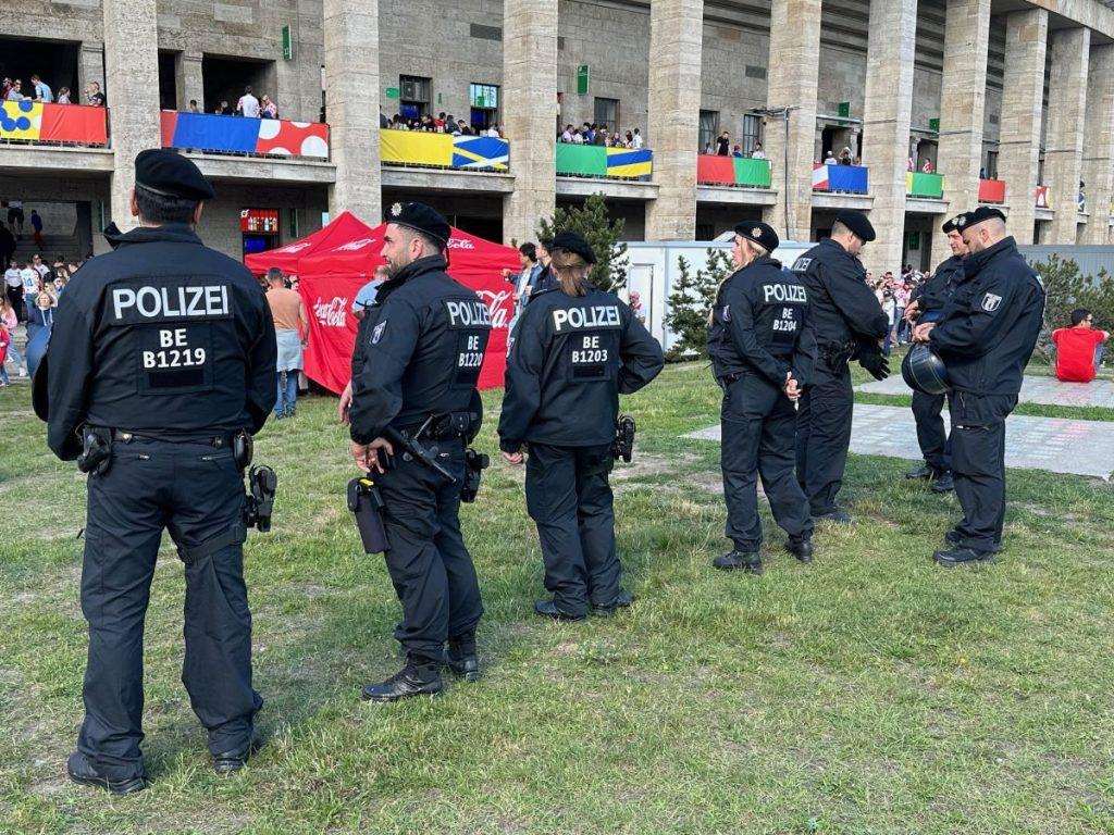 UDAR PROTIV ISLAMISTA: Španjolska policija razbila je terorističku skupinu "Islamske države" koja je pozivala za napade u Berlinu, Münchenu i Dortmundu Njemačka policija ispred Olimpijskog stadiona u Berlinu / Foto: Fenix (SIM)