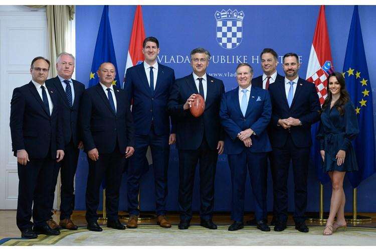 PONOSNO NOSI HRVATSKU ZASTAVU: Najtrofejniji trener u povijesti američkog nogometa dobio hrvatsku domovnicu Andrej Plenković uručio domovnicu Billu Belichicku / Foto: Vlada RH