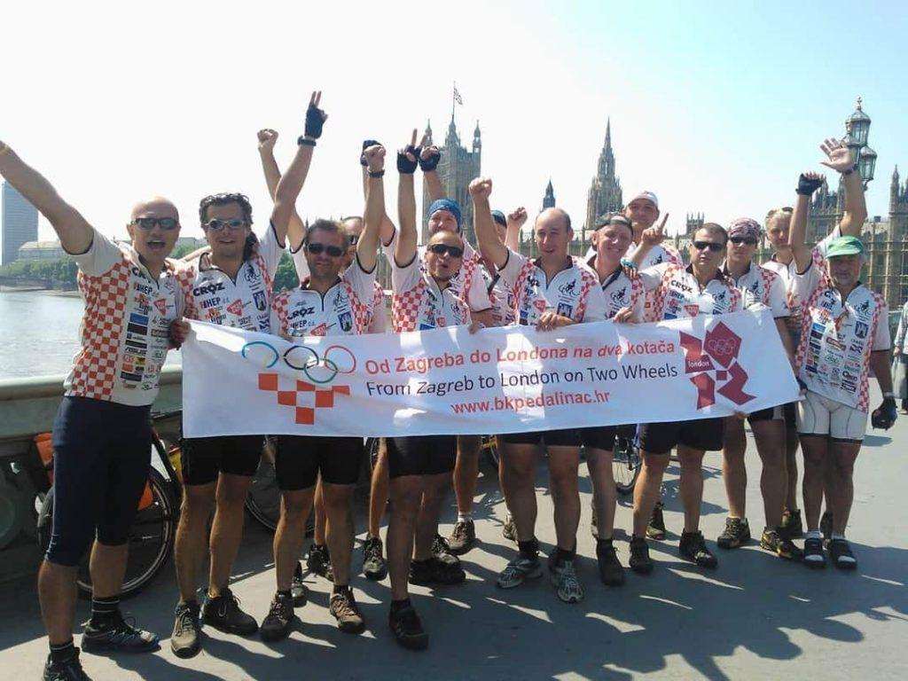 PUT DUG 2.200 KM: "Pedalinci" na biciklima iz Zagreba kreću prema OI u Parizu "Pedalinci" po dolasku u London (ILUSTRACIJA) / Foto: Preslik Bicikl klub Pedalinac