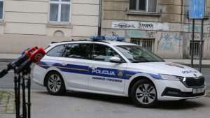 LIJEČNIČKO IZVJEŠĆE: Muškarac koji se zapalio na Markovu trgu ima opekline četvrtog stupnja i životno je ugrožen Vozilo hrvatske policije / Foto: Hina