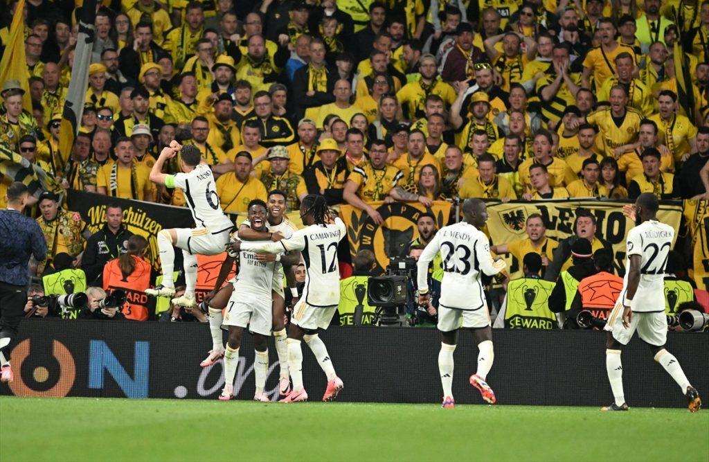MODRIĆ U DRUŠTVU VELIKANA: Kapetan reprezentacije Hrvatske ima šest naslova pobjednika Kupa i Lige prvaka Radost igrača Reala nakon osvajanja Lige prvaka / Foto: ANadolu