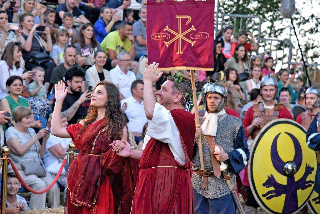XI. RIMSKI DANI U VINKOVCIMA: Osim borbi gladijatora i sportskim natjecanjima, organizira se i Rimski sajam s proizvodima i uslugama koje su koristili Rimljani,. Ovogodišnji XI. Rimski dani održavaju se pod geslom "Oni za kojima djevojke uzdišu" i posvećeni su sportašima / Foto: Hina
