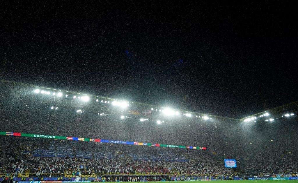 OTKRIVEN IDENTIT „PENJAČU NA KROV STADIONA“: Nema dokaza da je „potencijalni fotograf“ namjeravao nekoga povrijediti Stadion u Dortmundu / Foto: Anadolu