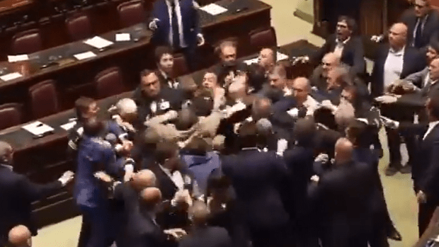 VRELA TALIJANSKA KRV: Nakon svađe i tuče u parlamentu, oporbenog zastupnika u kolicima odvezli u bolnicu Tuča u talijanskom parlamentu / Foto: Preslik FM