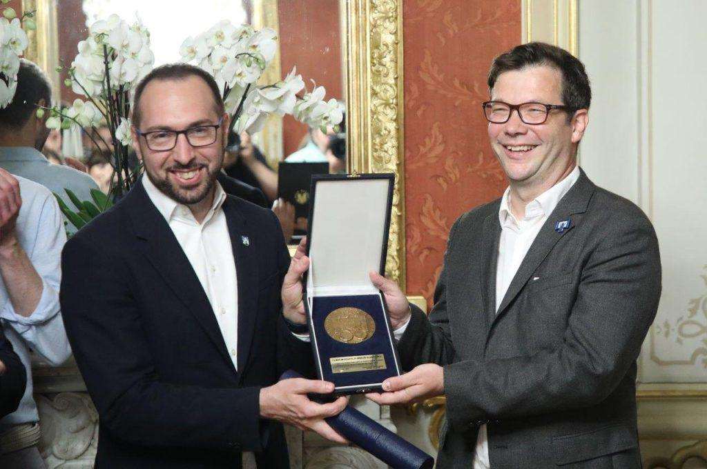 MEDALJA GRADA ZAGREBA: Gradonačelnik Tomašević organizirao prijem za ekipu filma "Čovjek koji nije mogao šutjeti" Gradonačelnik Zagreba Tomislav Tomašević uručio je redatelju i scenaristu Nebojši Slijepčeviću Medalju Grada Zagreba / Foto: Hina