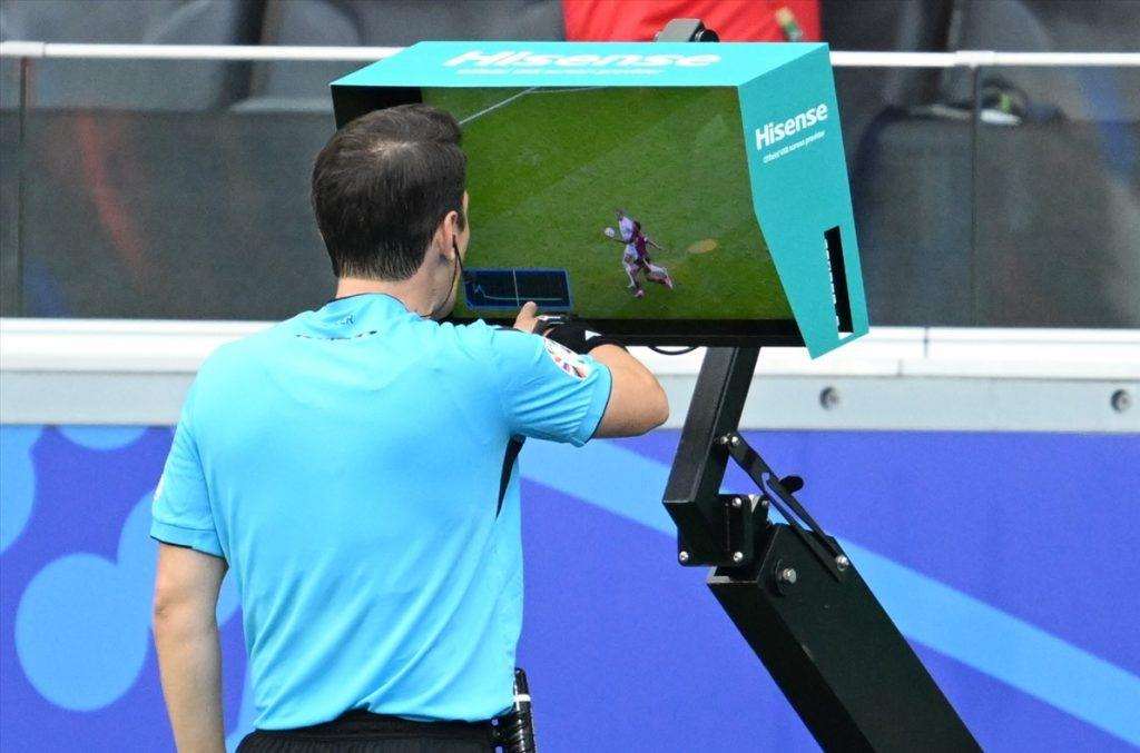 VAR provjera suca utakmice / Foto: Anadolu