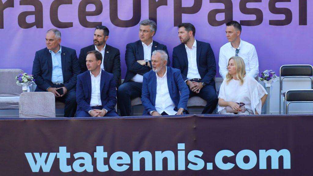 IGRA ŽIVACA OD 2 SATA i 49 MINUTA: Petra Martić savladala Australku Joint i izborila plasman u polufinale WTA u Makarskoj Predmijer Andrej Plenković na WTA teniskom turniru u Makarskoj / Foto: Hina