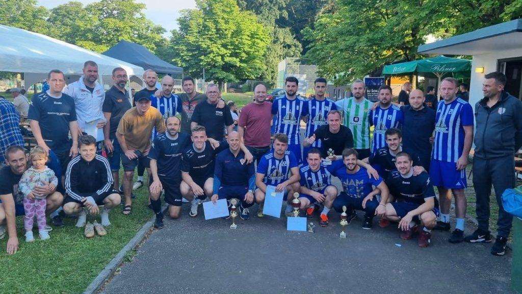 ZRINSKI CUP 2024.: Momčad Zrakić servisa pobjednik turnira, Restoranu Martinsee drugo, a TVD Systemu treće mjesto Malonogometna momčad Zrakić servisa pobjednik je tradicionalnog ljetnog nogometnog turnira Zrinski Cup 2024. / Foto: Fenix (SIM)