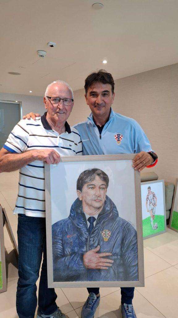 SREĆA NA LICIMA "VATRENIH": Hrvatski reprezentativci oduševljeni poklonom poznatog hrvatskog humanitarca Na fotografiji Čedo Peić i Zlato Dalić