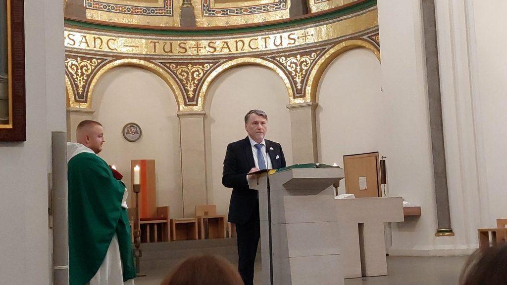PODRŠKA VATRENIMA: Hrvati u Hamburgu se okupili na sv. misi u katedrali sv. Marije Generalni konzul RH u Hamburgu Kristijan Tušek