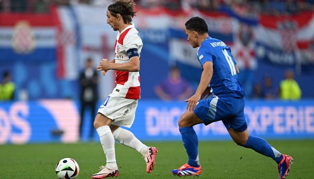 Luka Modrić u akciji tijekom utakmice Hrvatska-Italija / Foto: Anadolu